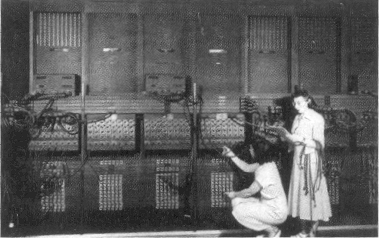 1946 prsentation de l'ENIAC: 30 tonnes sur 72 mtres carrs, vitesse d'horloge de 100 KHz permettant d'effectuer 330 multiplications  la seconde.
