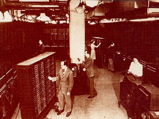 1946 prsentation de l'ENIAC: 30 tonnes sur 72 mtres carrs, vitesse d'horloge de 100 KHz permettant d'effectuer 330 multiplications  la seconde.